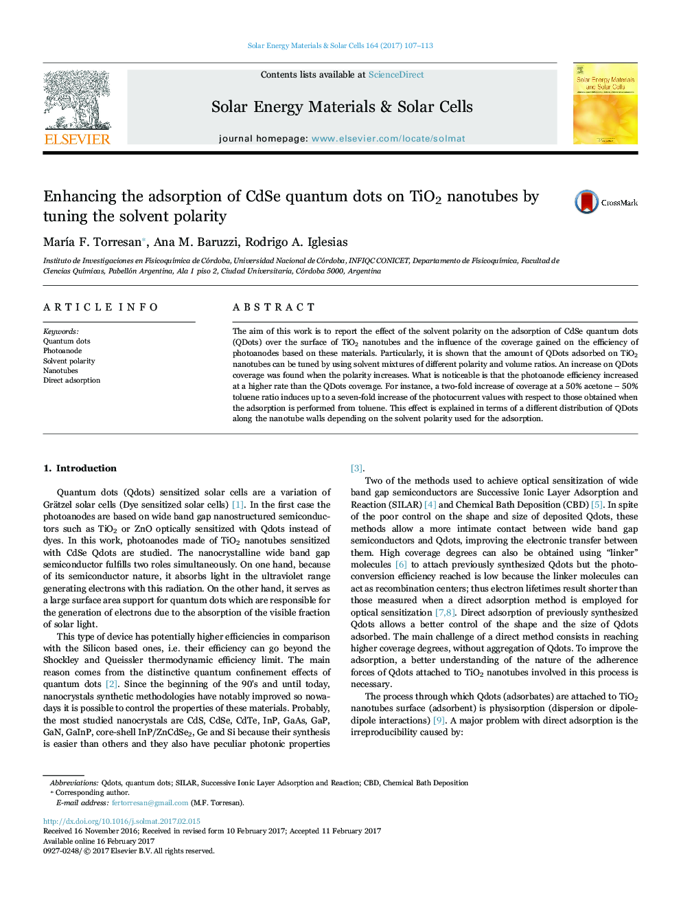 Enhancing the adsorption of CdSe quantum dots on TiO2 nanotubes by tuning the solvent polarity