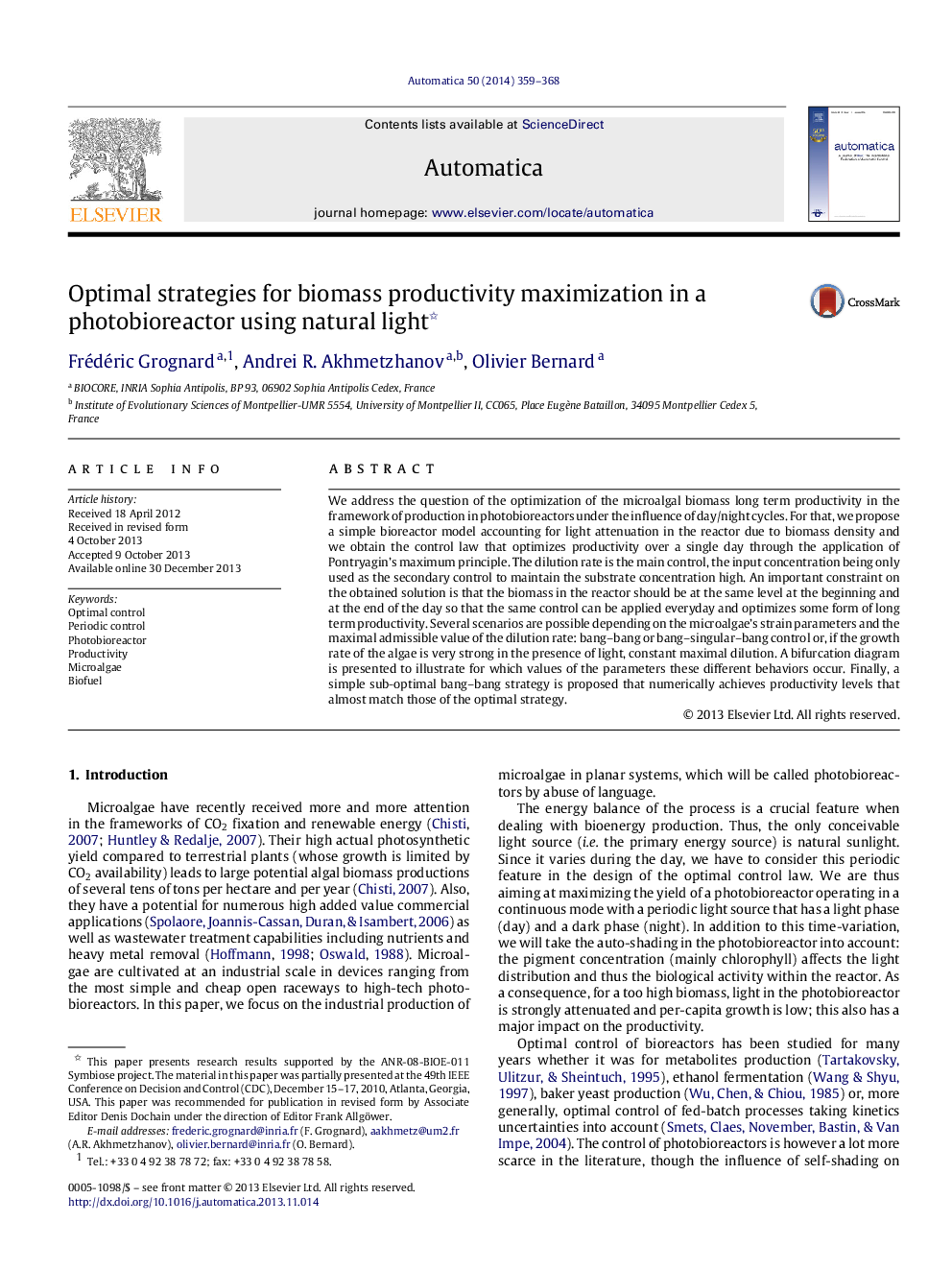 Optimal strategies for biomass productivity maximization in a photobioreactor using natural light 