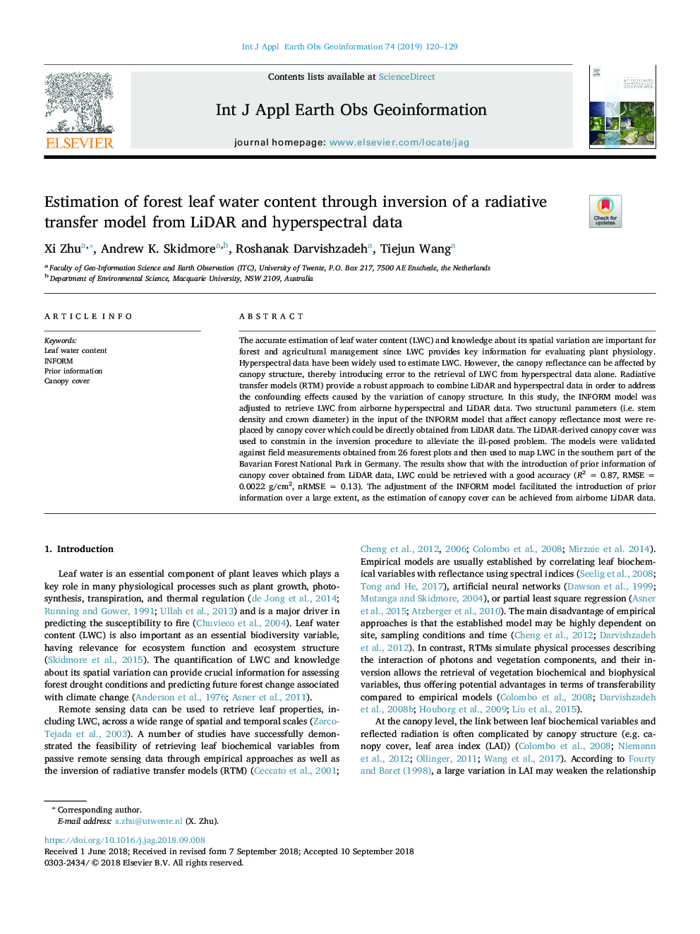 Estimation of forest leaf water content through inversion of a radiative transfer model from LiDAR and hyperspectral data