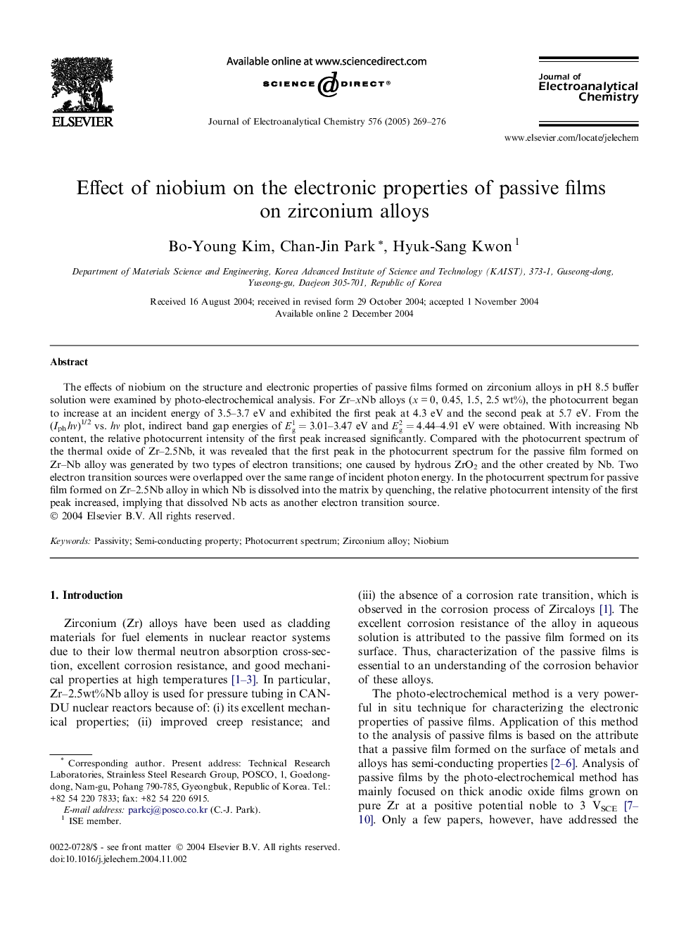 Effect of niobium on the electronic properties of passive films on zirconium alloys