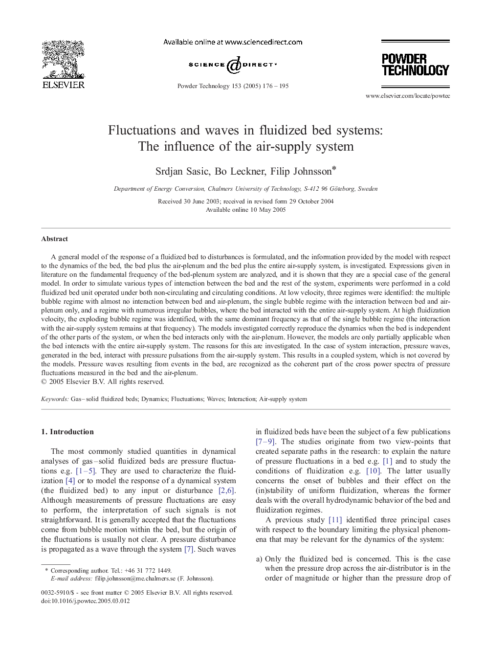 Fluctuations and waves in fluidized bed systems: The influence of the air-supply system