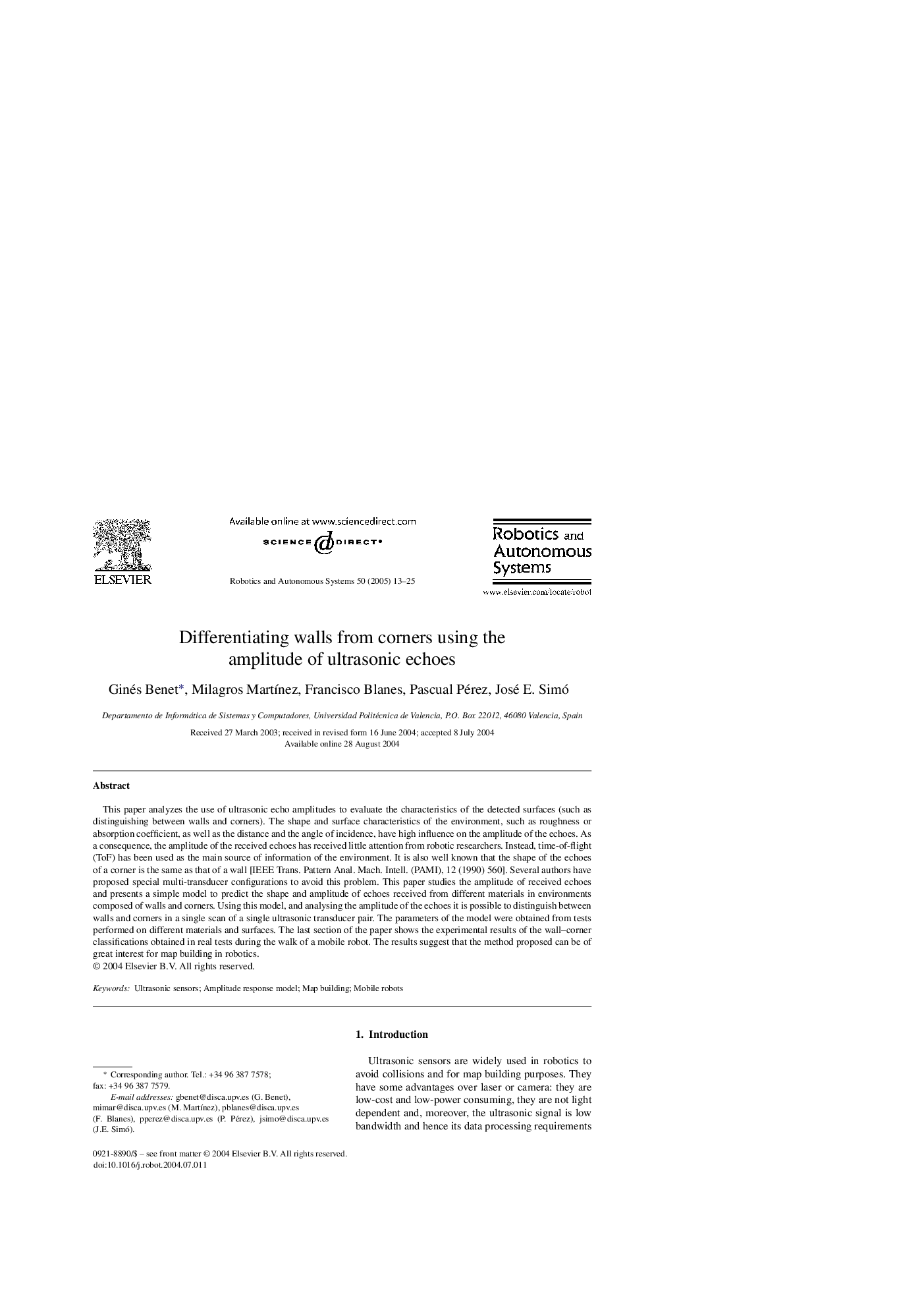 Differentiating walls from corners using the amplitude of ultrasonic echoes