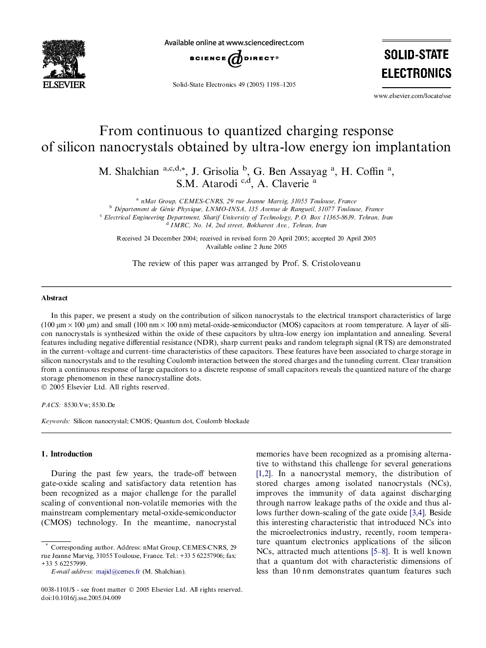 From continuous to quantized charging response of silicon nanocrystals obtained by ultra-low energy ion implantation