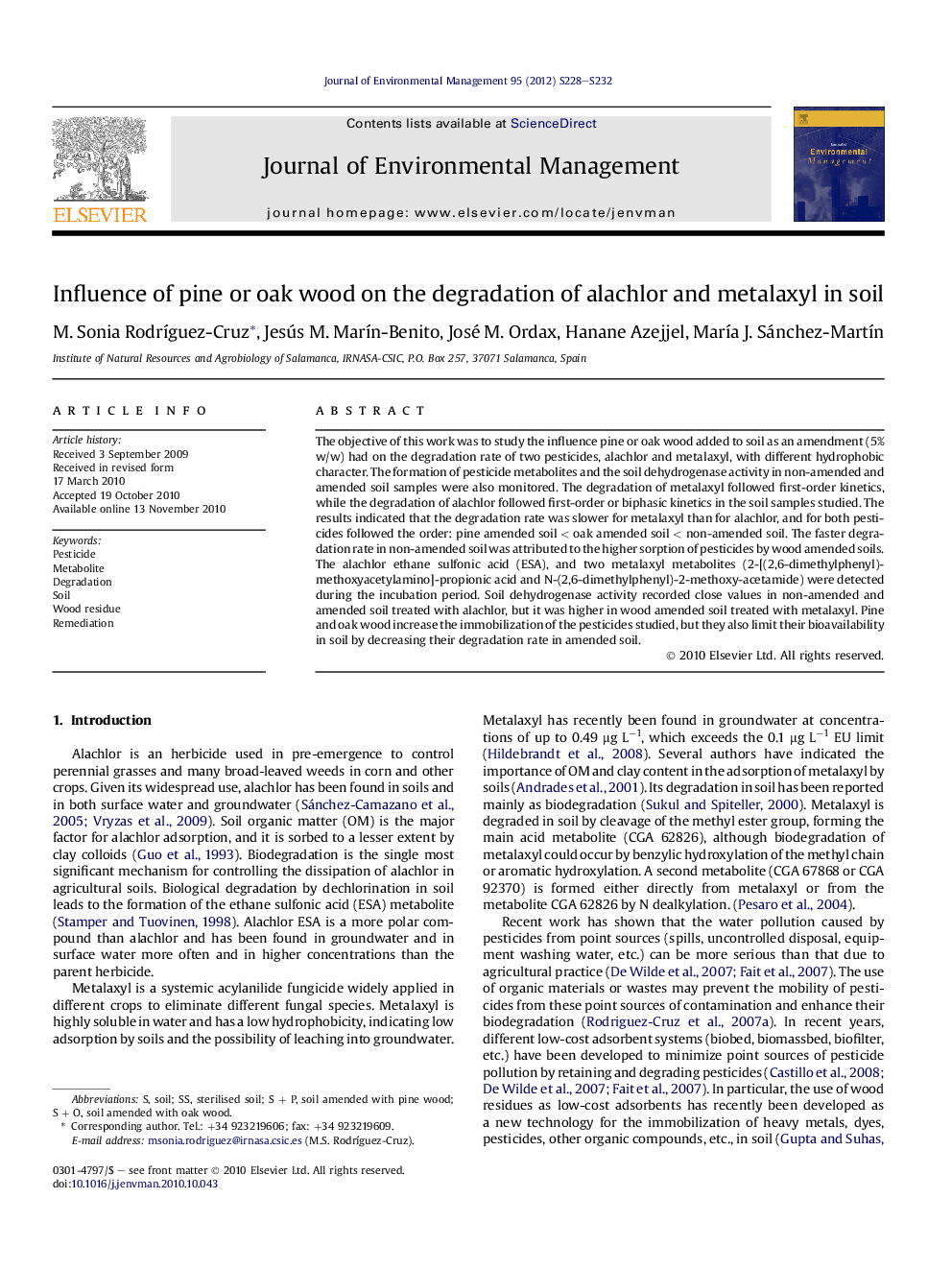 Influence of pine or oak wood on the degradation of alachlor and metalaxyl in soil