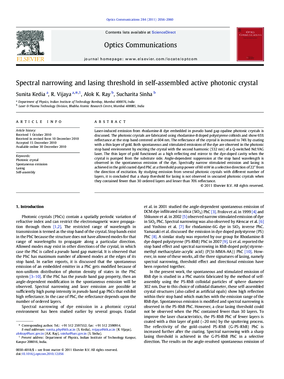 Spectral narrowing and lasing threshold in self-assembled active photonic crystal