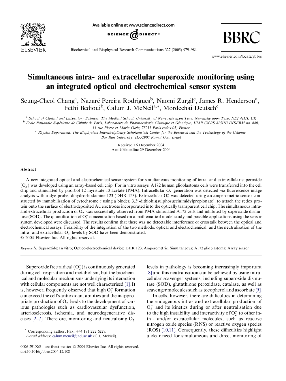 Simultaneous intra- and extracellular superoxide monitoring using an integrated optical and electrochemical sensor system