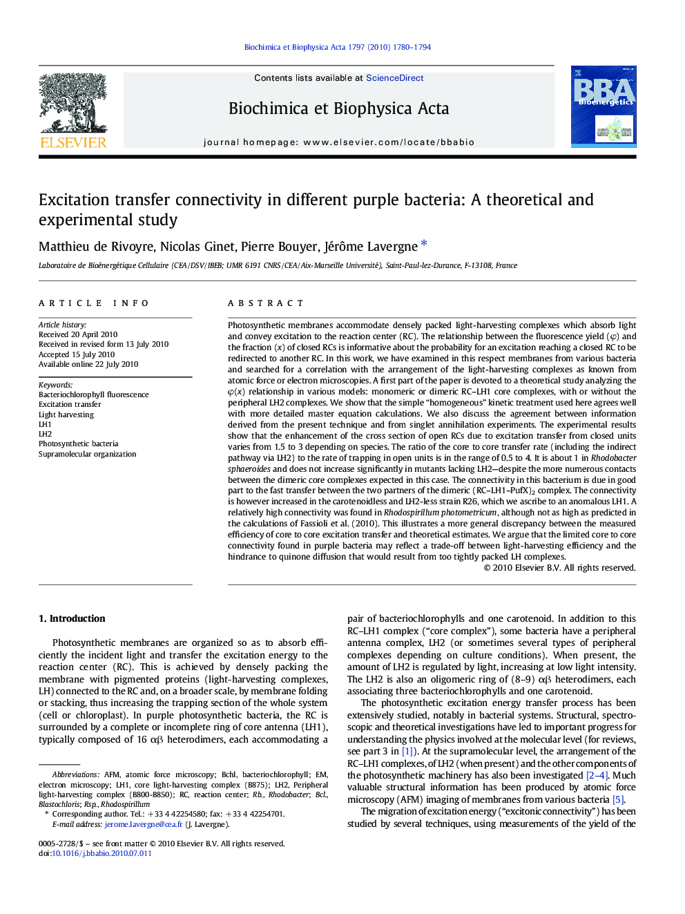 Excitation transfer connectivity in different purple bacteria: A theoretical and experimental study