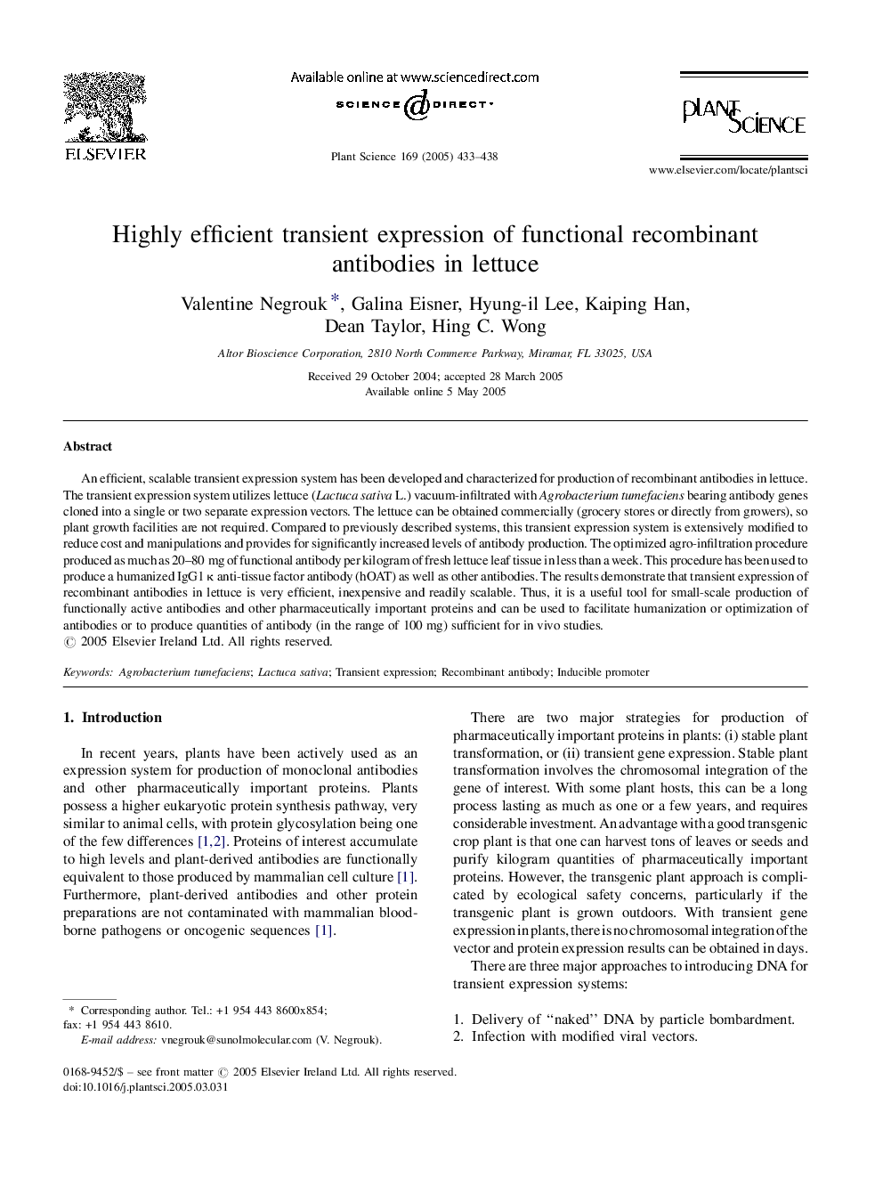 Highly efficient transient expression of functional recombinant antibodies in lettuce