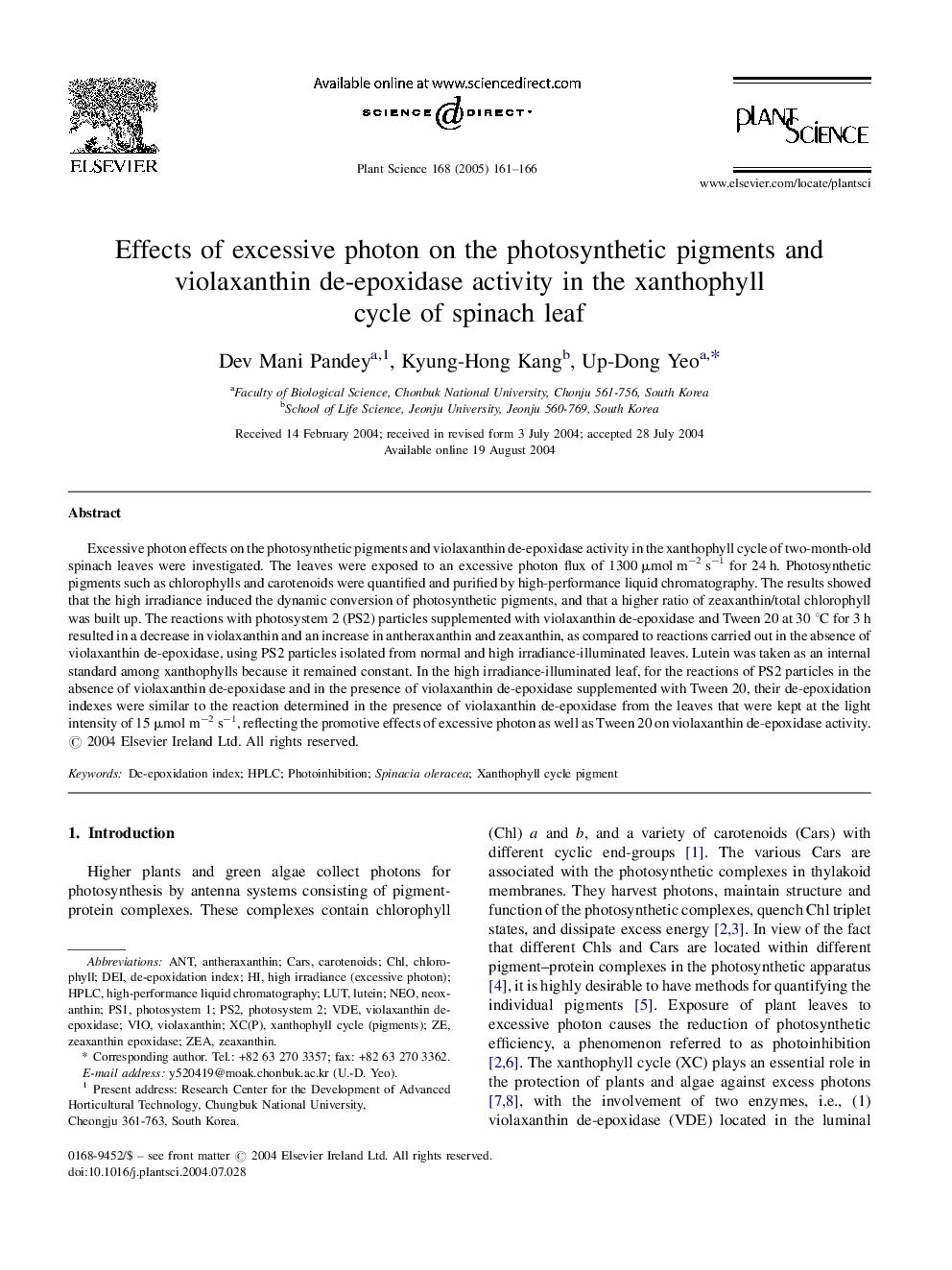 Effects of excessive photon on the photosynthetic pigments and violaxanthin de-epoxidase activity in the xanthophyll cycle of spinach leaf