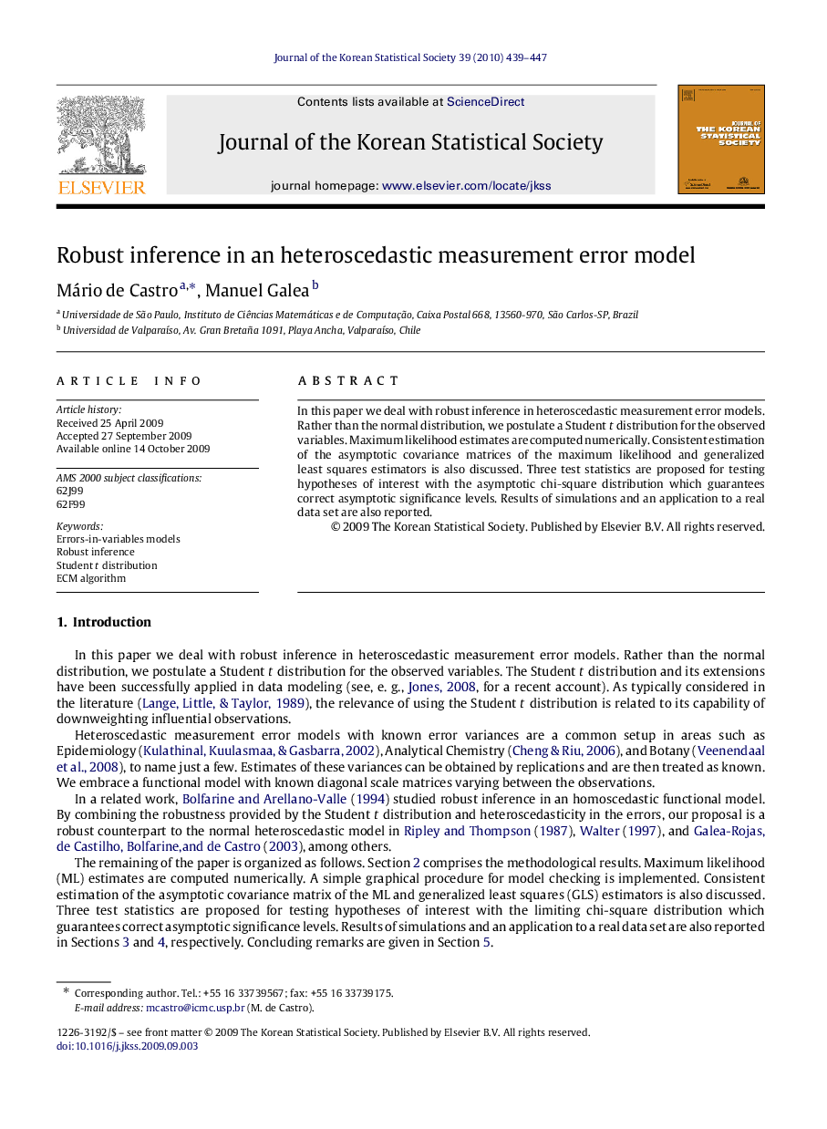 Robust inference in an heteroscedastic measurement error model