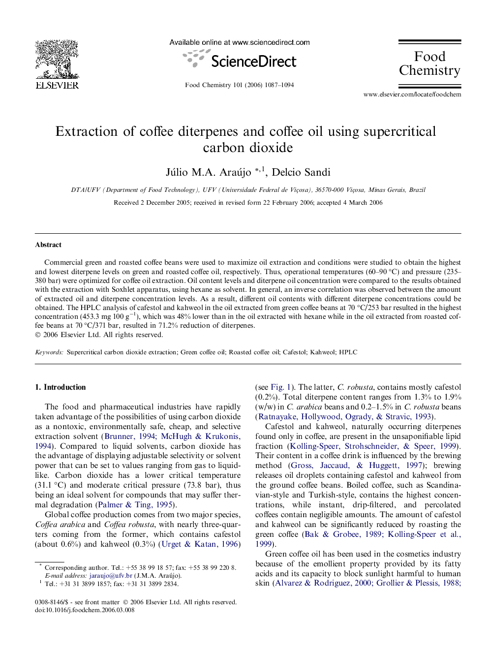 Extraction of coffee diterpenes and coffee oil using supercritical carbon dioxide