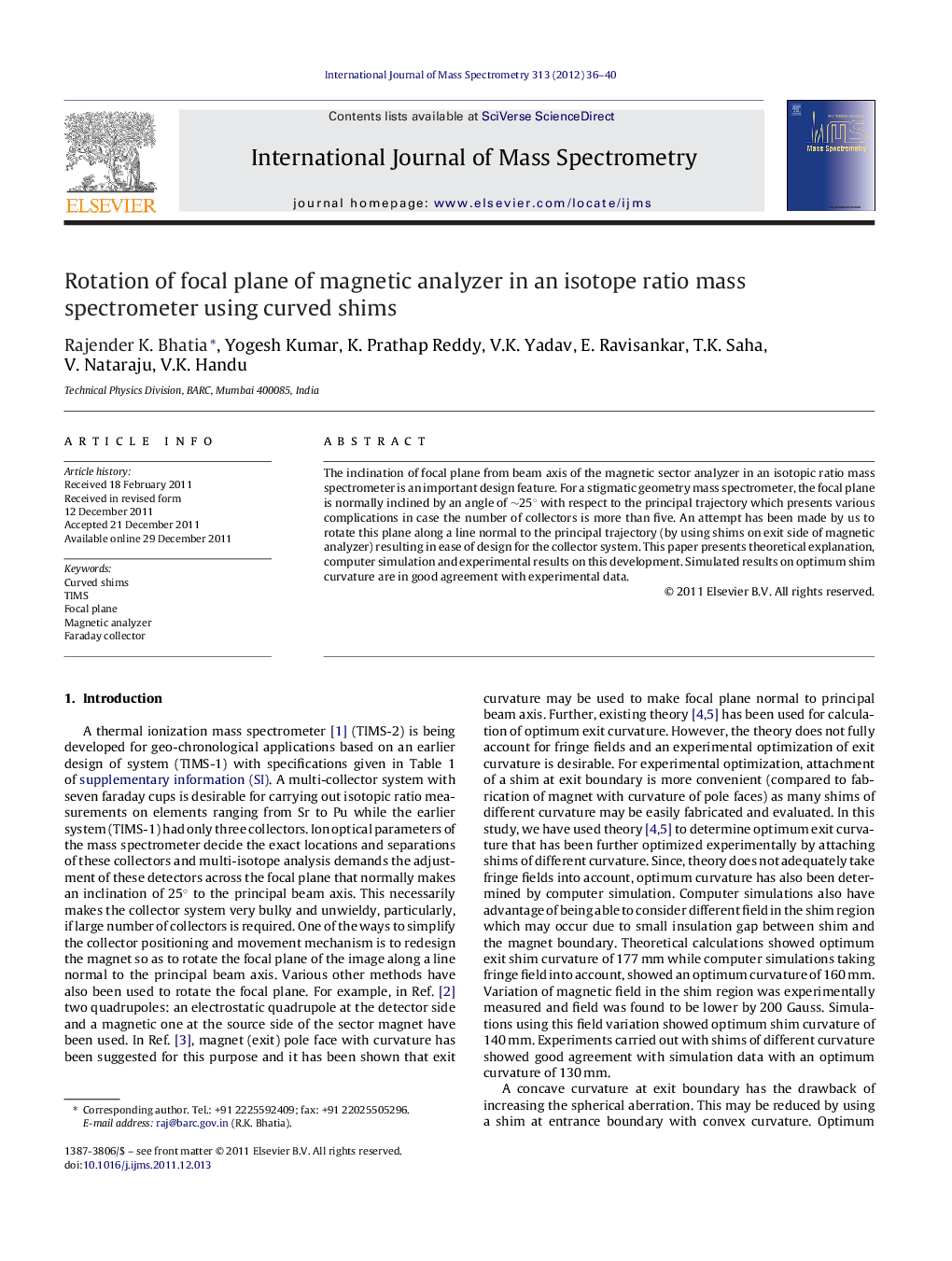 Rotation of focal plane of magnetic analyzer in an isotope ratio mass spectrometer using curved shims