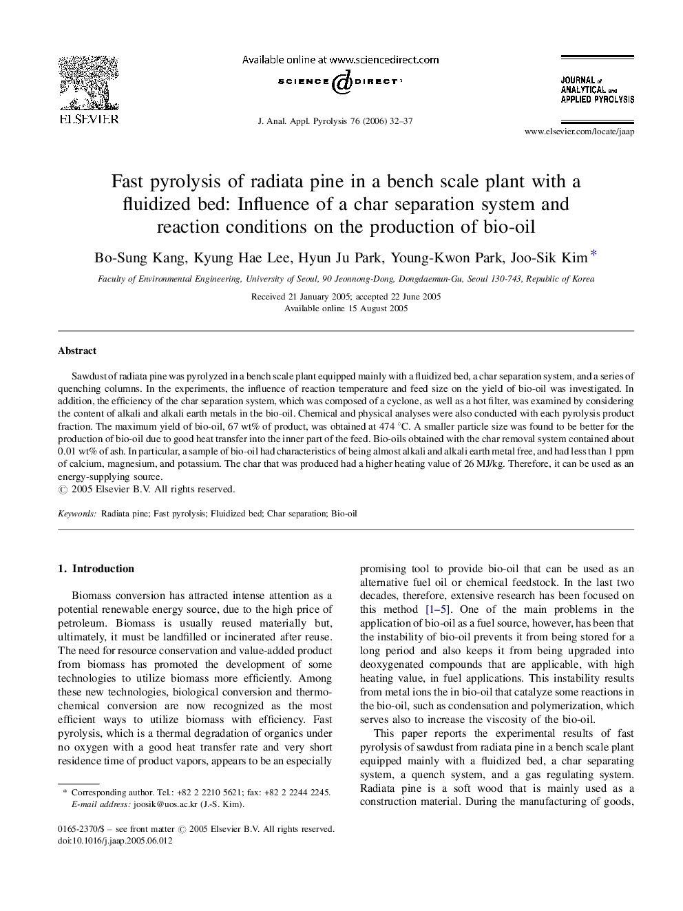 Fast pyrolysis of radiata pine in a bench scale plant with a fluidized bed: Influence of a char separation system and reaction conditions on the production of bio-oil