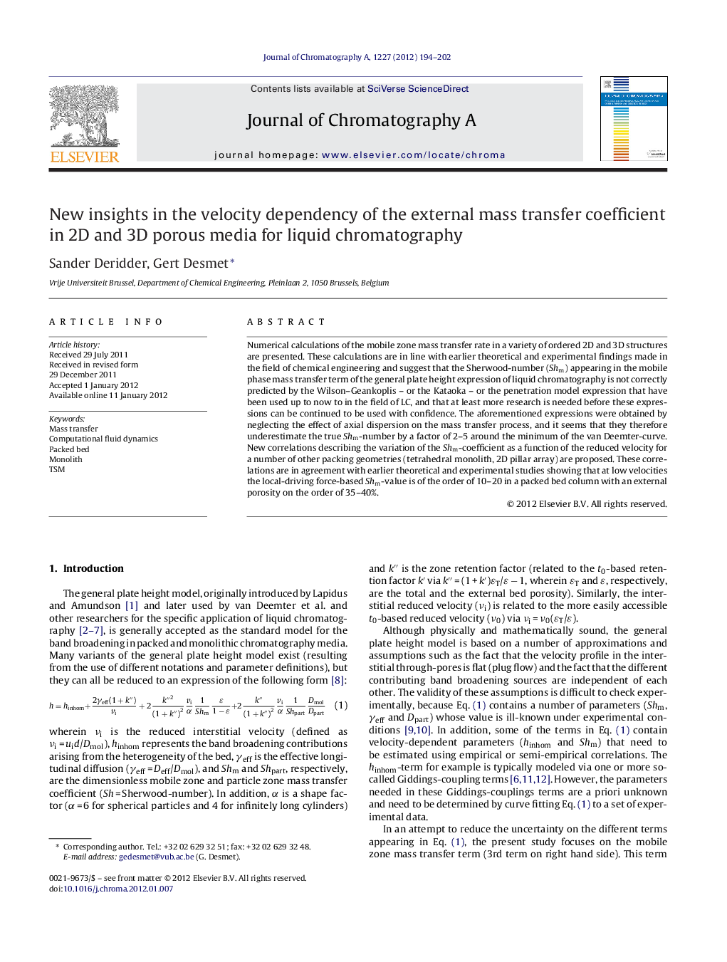 New insights in the velocity dependency of the external mass transfer coefficient in 2D and 3D porous media for liquid chromatography