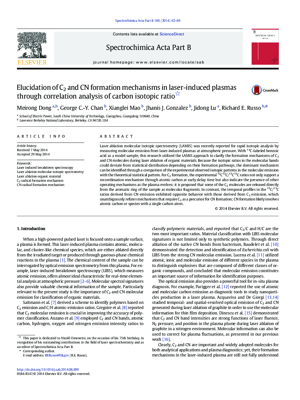 Elucidation of C2 and CN formation mechanisms in laser-induced plasmas through correlation analysis of carbon isotopic ratio 