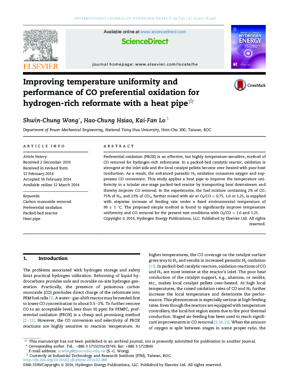 Improving temperature uniformity and performance of CO preferential oxidation for hydrogen-rich reformate with a heat pipe 