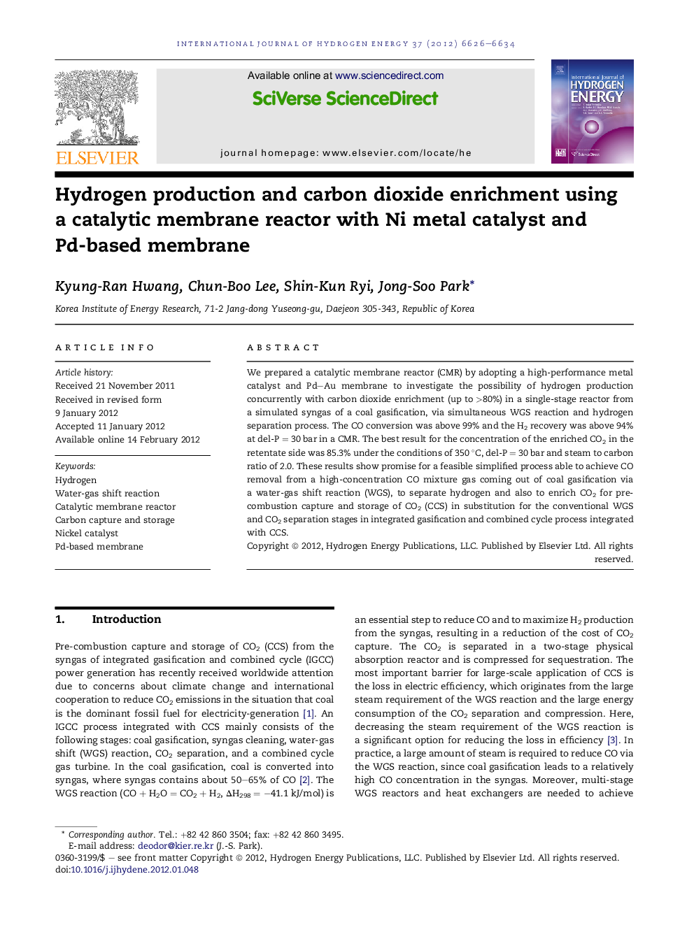 Hydrogen production and carbon dioxide enrichment using a catalytic membrane reactor with Ni metal catalyst and Pd-based membrane