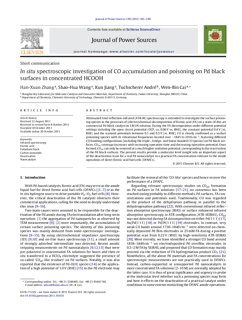 In situ spectroscopic investigation of CO accumulation and poisoning on Pd black surfaces in concentrated HCOOH