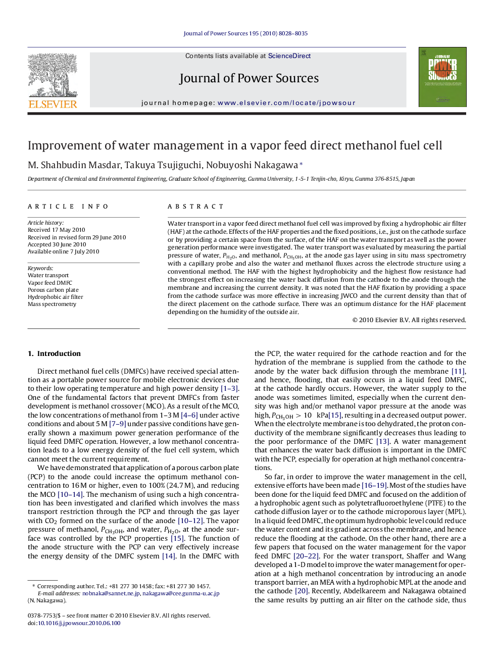 Improvement of water management in a vapor feed direct methanol fuel cell