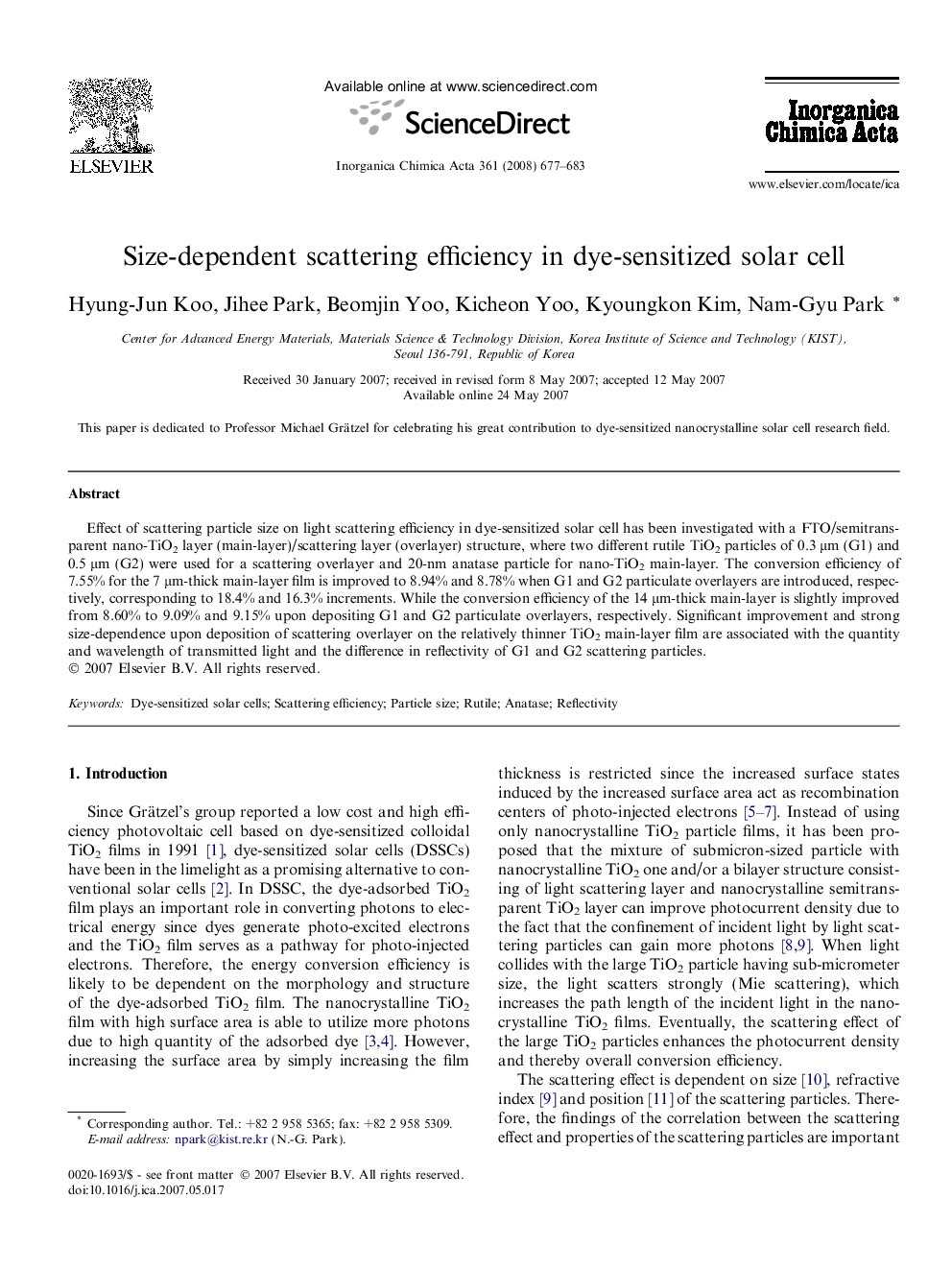 Size-dependent scattering efficiency in dye-sensitized solar cell