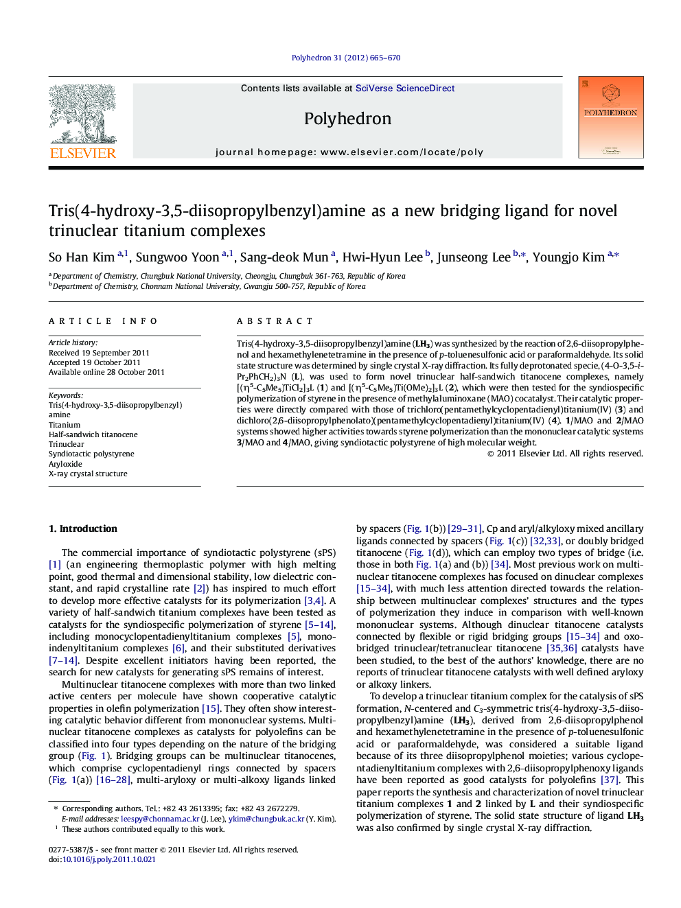 Tris(4-hydroxy-3,5-diisopropylbenzyl)amine as a new bridging ligand for novel trinuclear titanium complexes