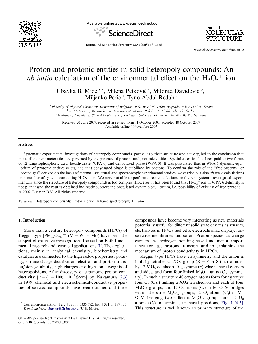 Proton and protonic entities in solid heteropoly compounds: An ab initio calculation of the environmental effect on the H5O2+ ion