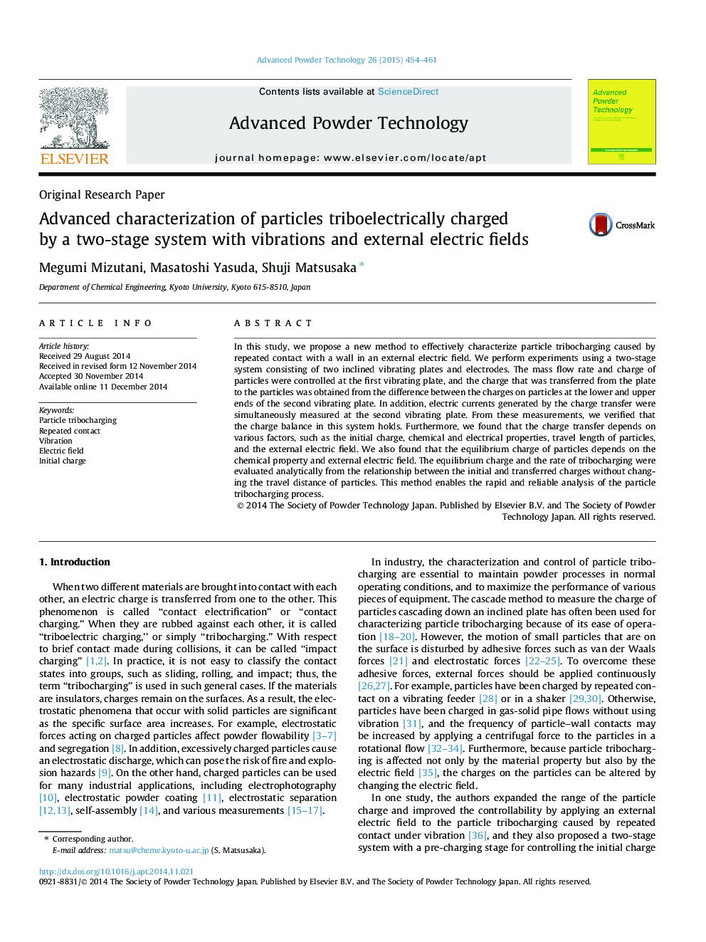 Advanced characterization of particles triboelectrically charged by a two-stage system with vibrations and external electric fields