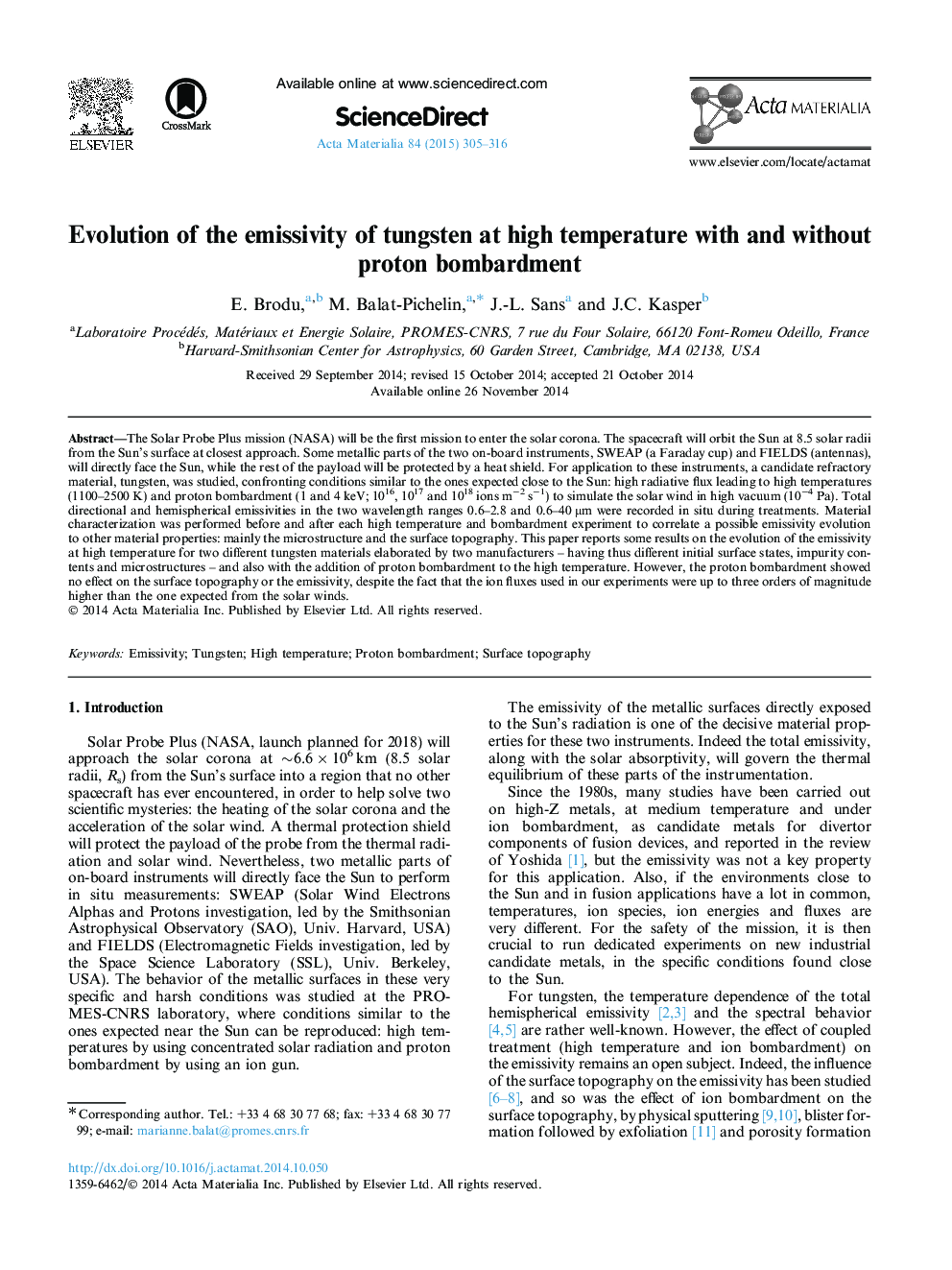 Evolution of the emissivity of tungsten at high temperature with and without proton bombardment