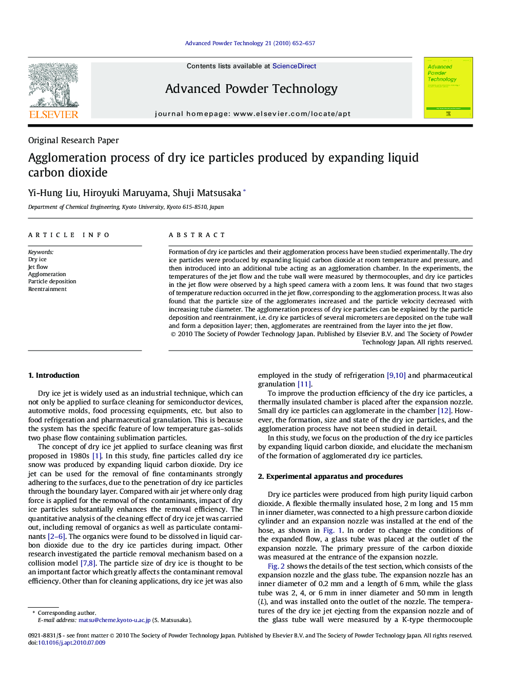 Agglomeration process of dry ice particles produced by expanding liquid carbon dioxide