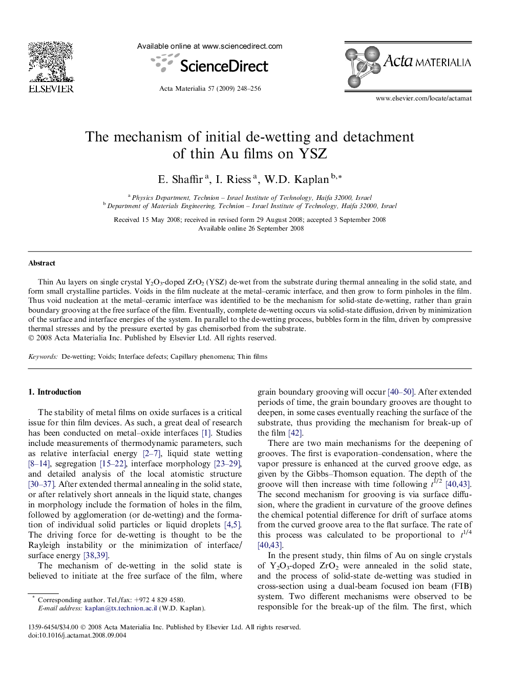 The mechanism of initial de-wetting and detachment of thin Au films on YSZ