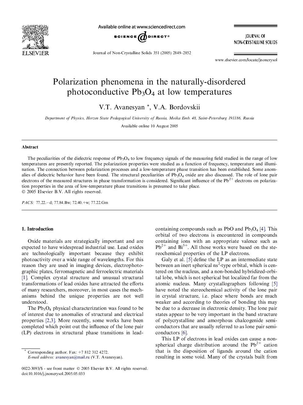 Polarization phenomena in the naturally-disordered photoconductive Pb3O4 at low temperatures
