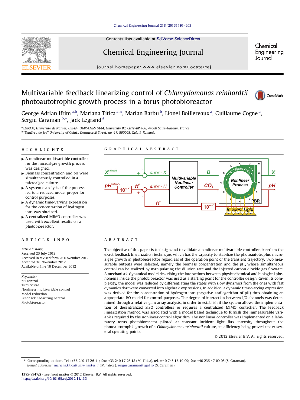 Multivariable feedback linearizing control of Chlamydomonas reinhardtii photoautotrophic growth process in a torus photobioreactor