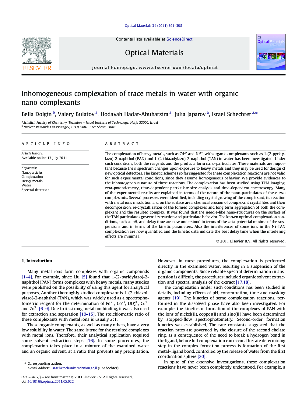 Inhomogeneous complexation of trace metals in water with organic nano-complexants