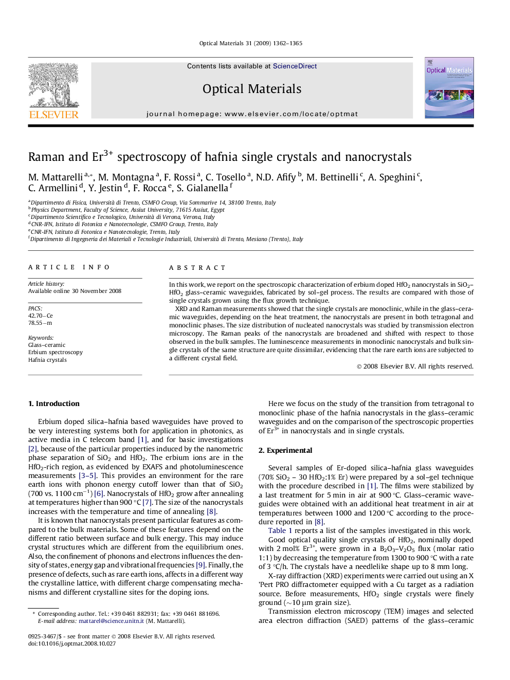 Raman and Er3+ spectroscopy of hafnia single crystals and nanocrystals