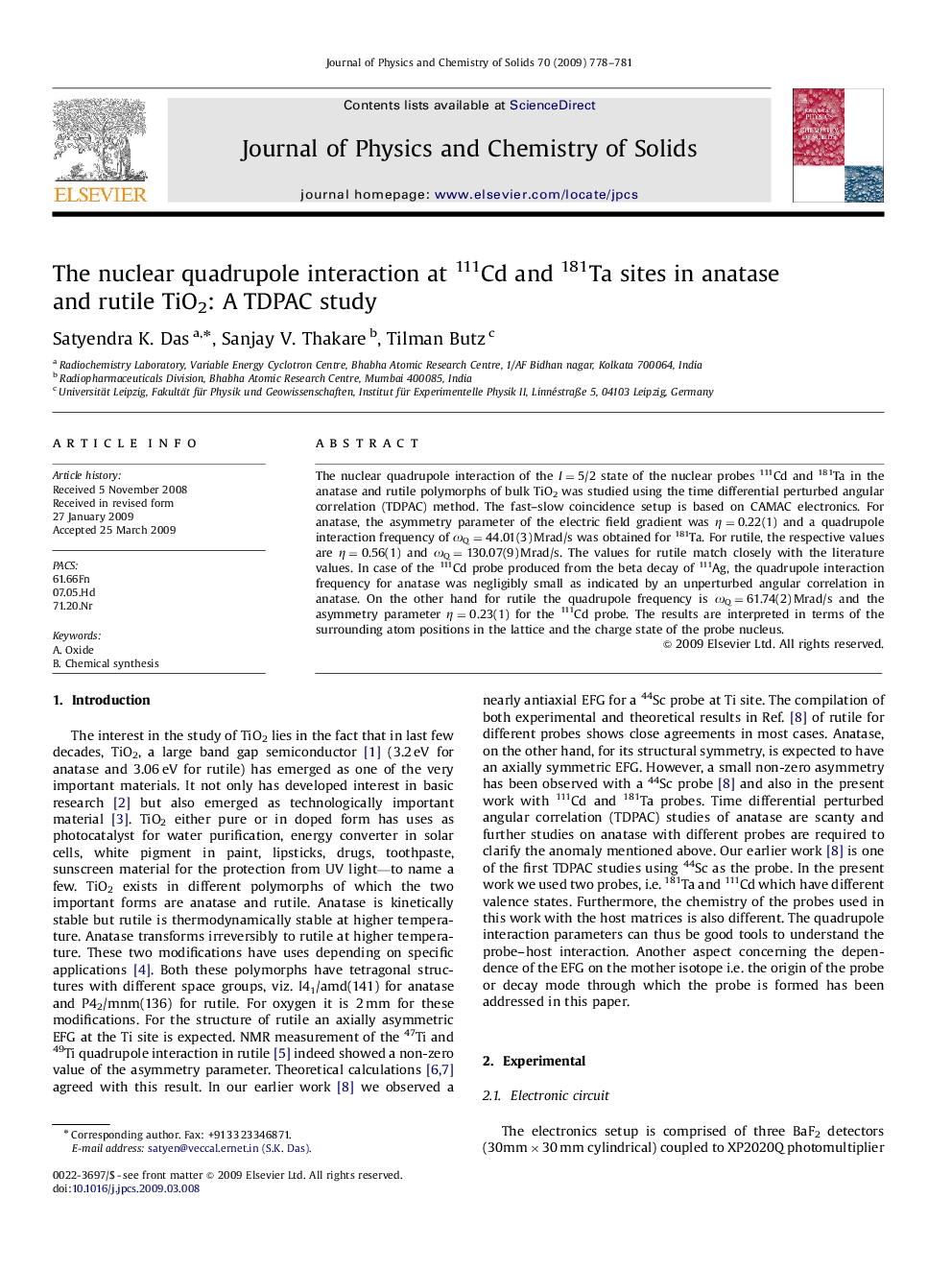 The nuclear quadrupole interaction at 111Cd and 181Ta sites in anatase and rutile TiO2: A TDPAC study