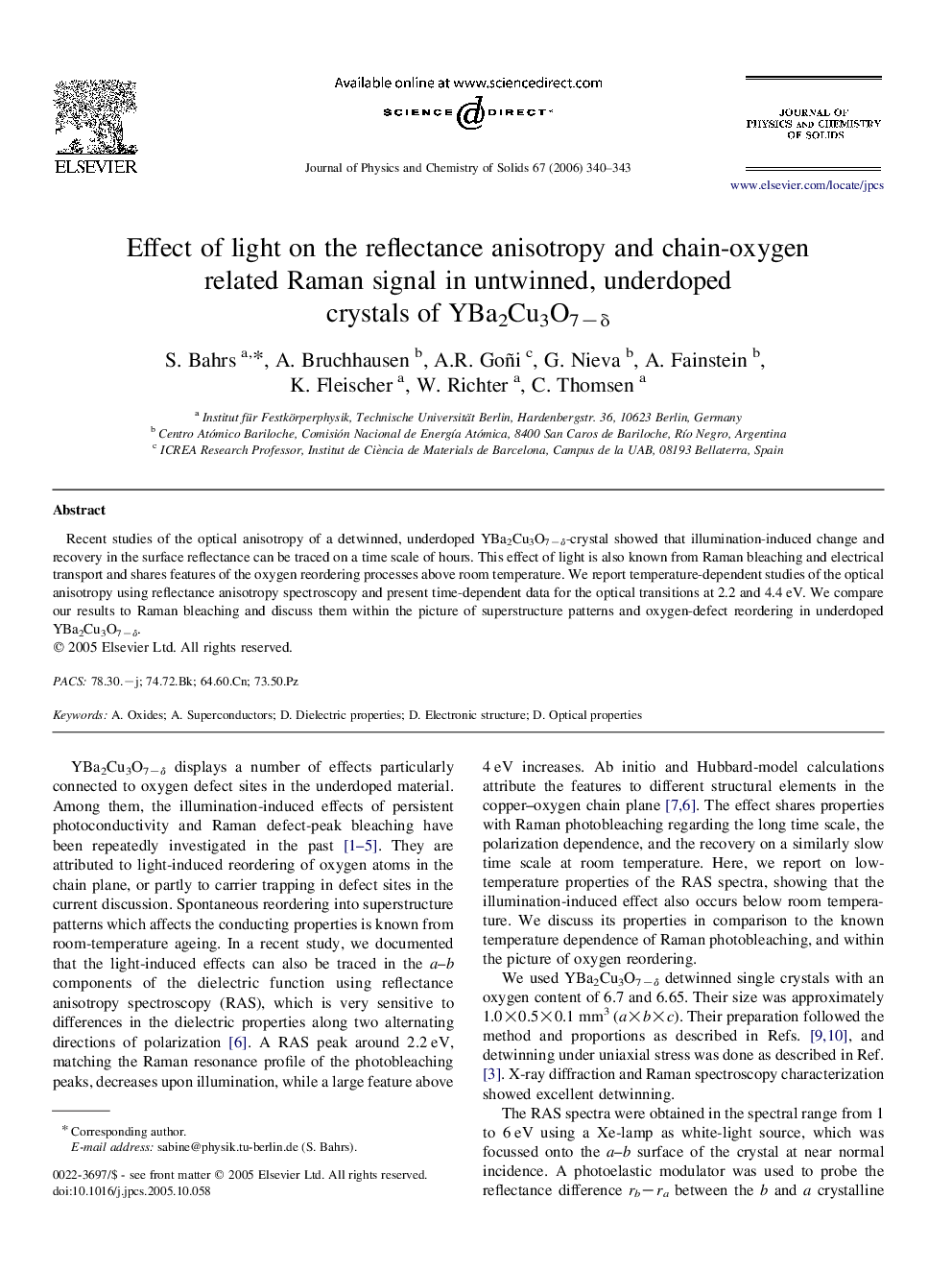 Effect of light on the reflectance anisotropy and chain-oxygen related Raman signal in untwinned, underdoped crystals of YBa2Cu3O7âÎ´