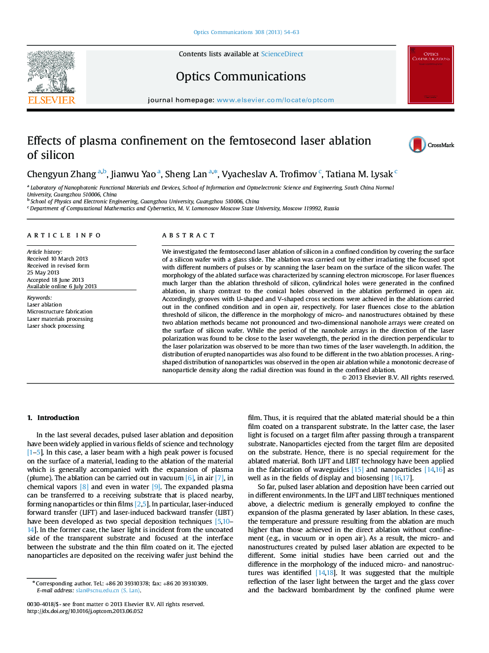 Effects of plasma confinement on the femtosecond laser ablation of silicon