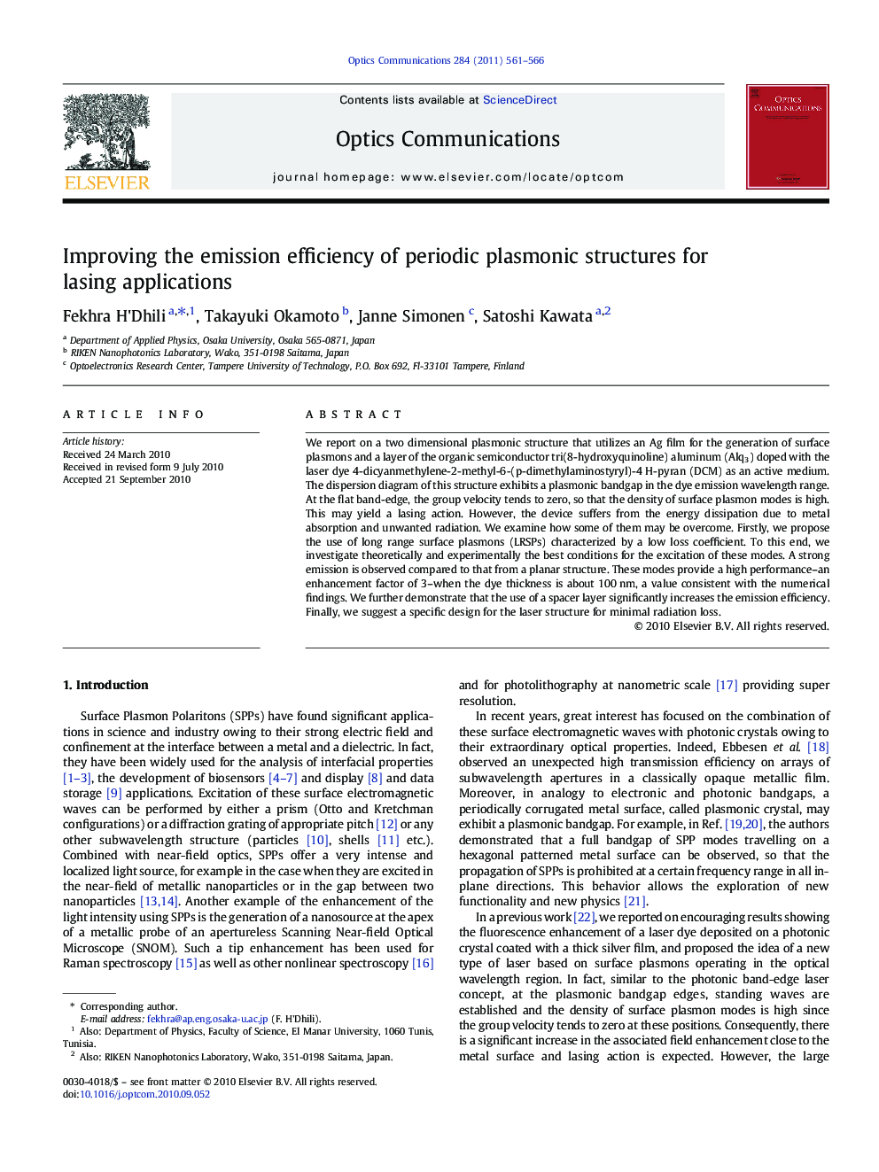 Improving the emission efficiency of periodic plasmonic structures for lasing applications