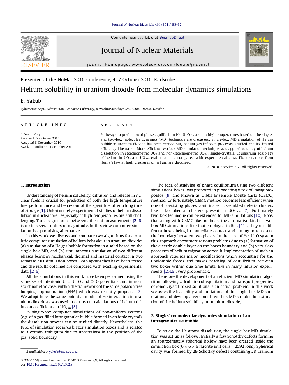 Helium solubility in uranium dioxide from molecular dynamics simulations
