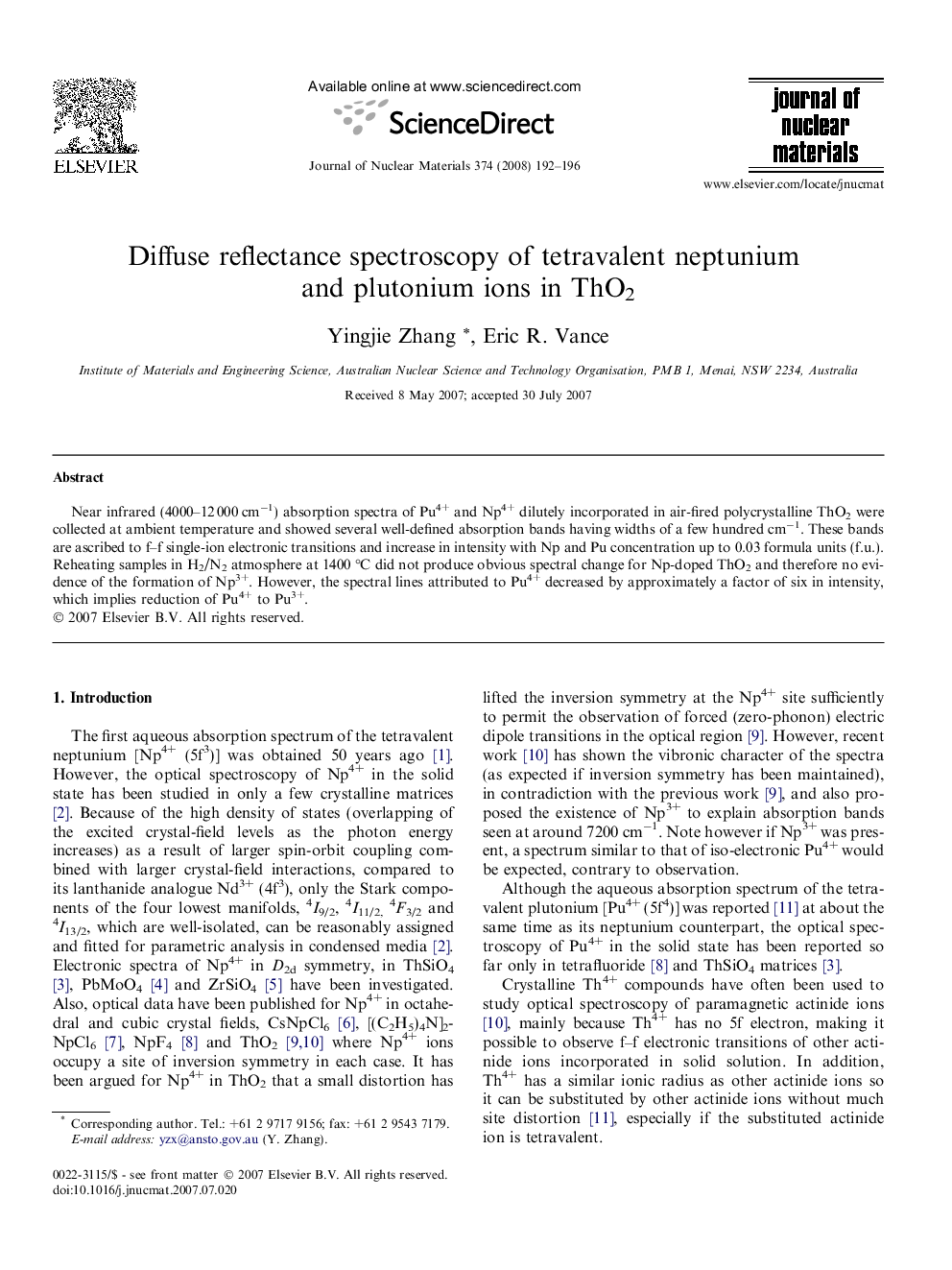 Diffuse reflectance spectroscopy of tetravalent neptunium and plutonium ions in ThO2