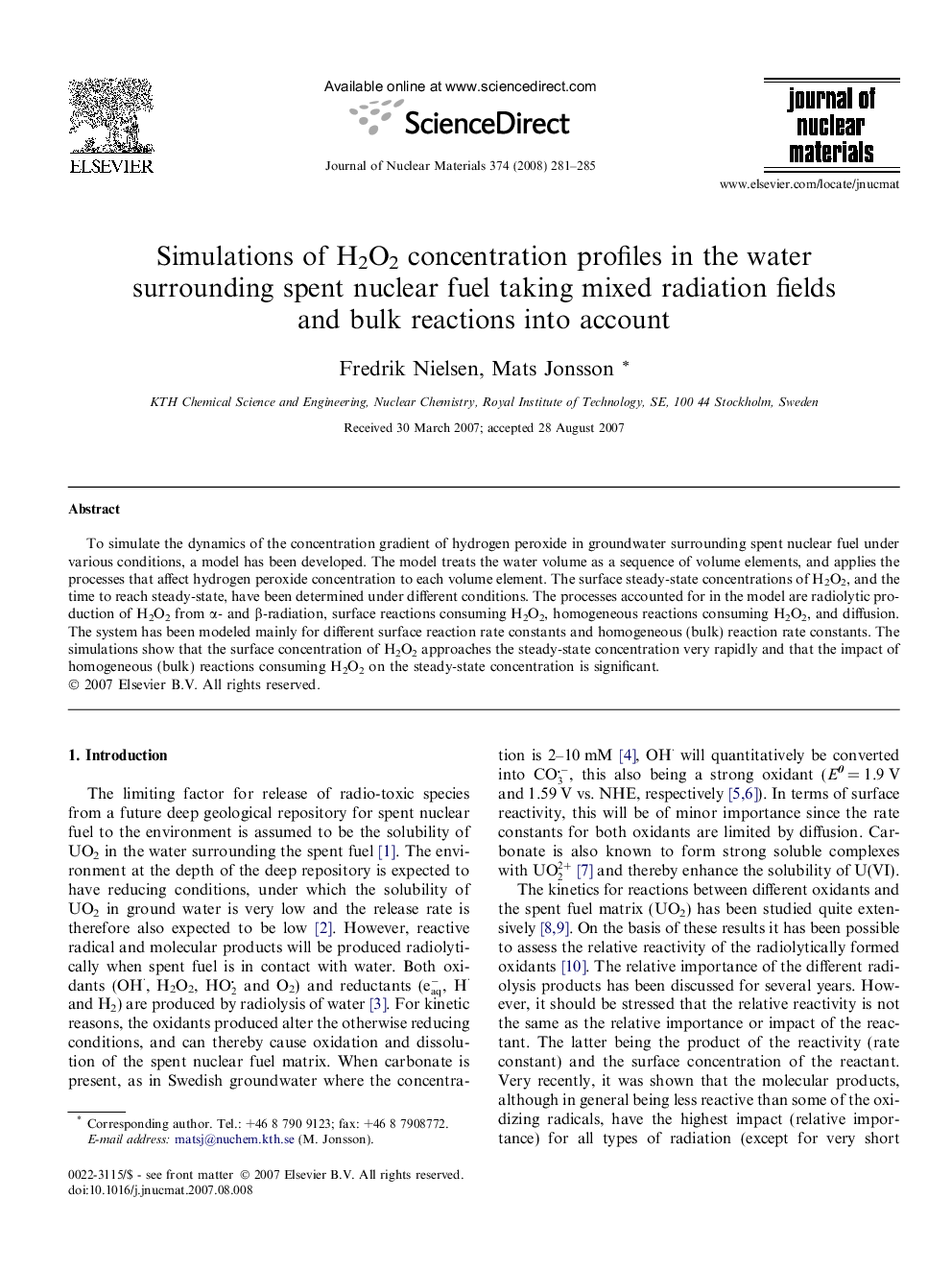Simulations of H2O2 concentration profiles in the water surrounding spent nuclear fuel taking mixed radiation fields and bulk reactions into account