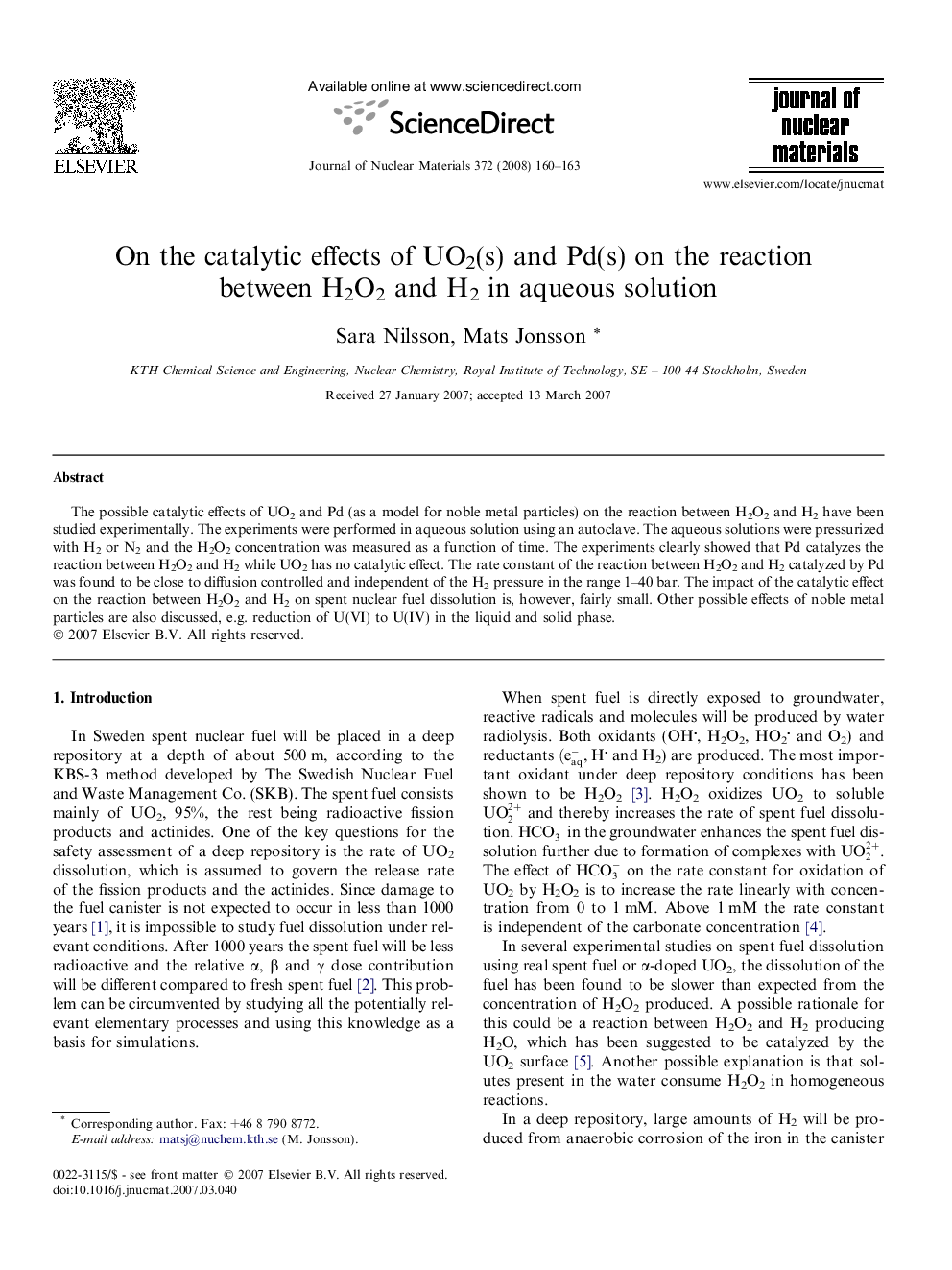 On the catalytic effects of UO2(s) and Pd(s) on the reaction between H2O2 and H2 in aqueous solution