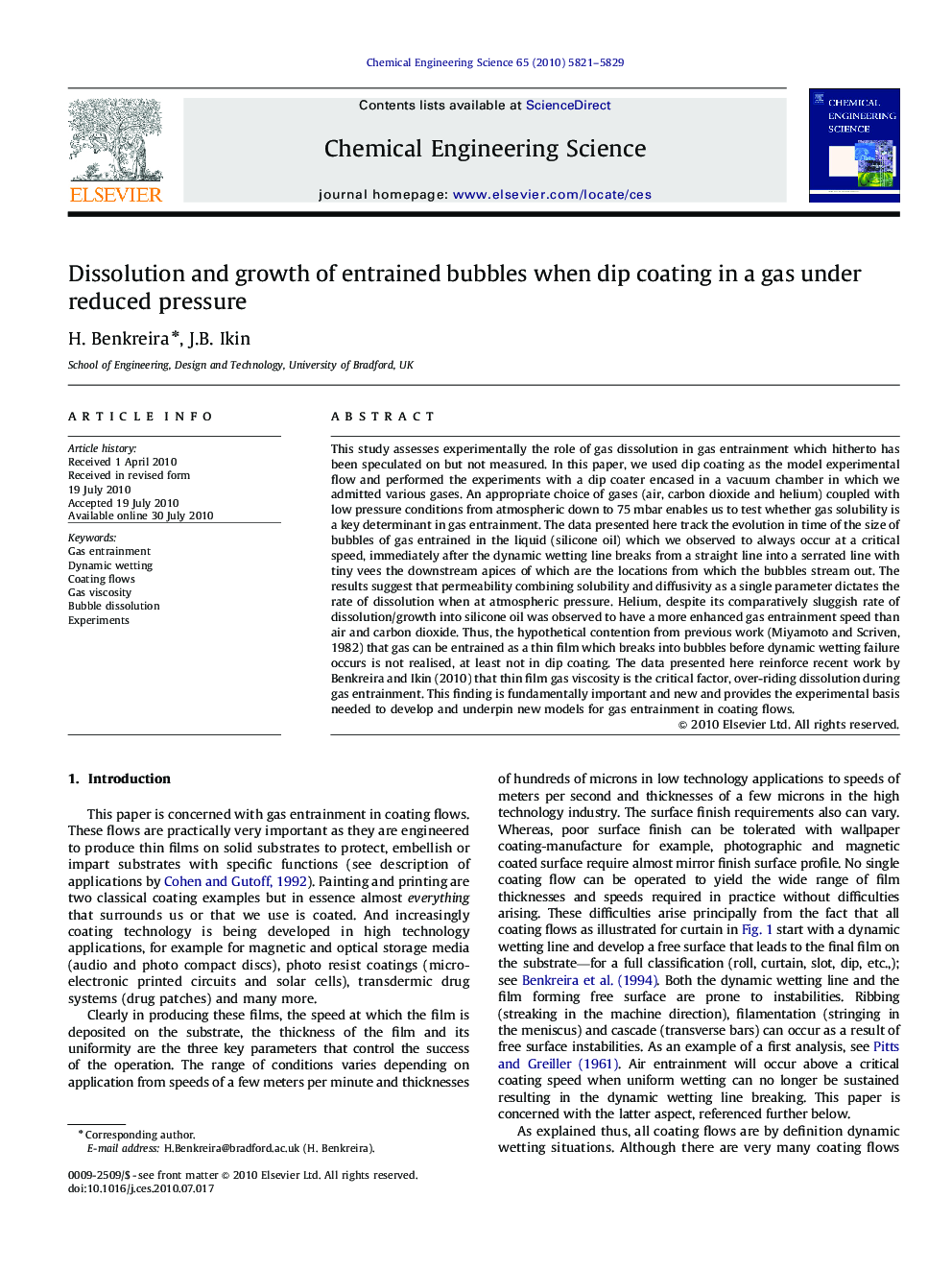 Dissolution and growth of entrained bubbles when dip coating in a gas under reduced pressure