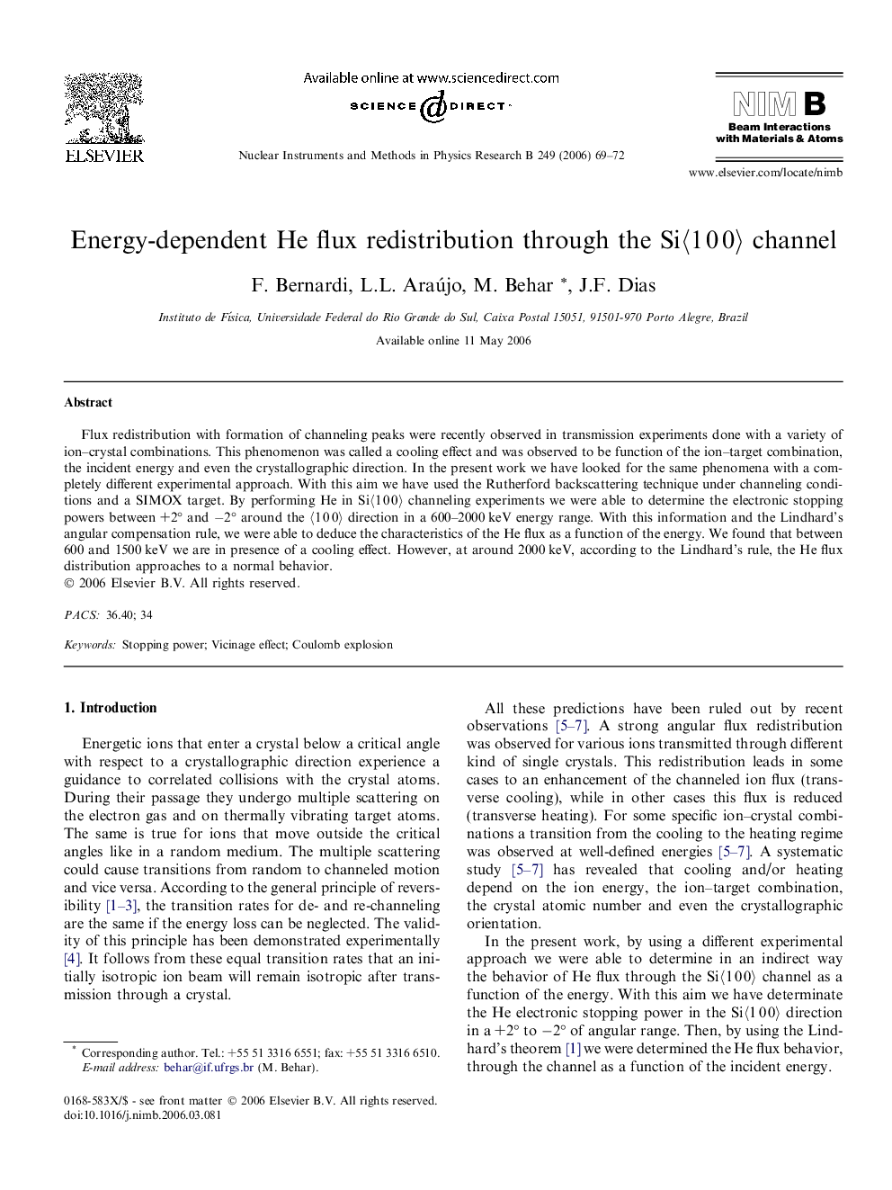 Energy-dependent He flux redistribution through the Siã1Â 0Â 0ã channel