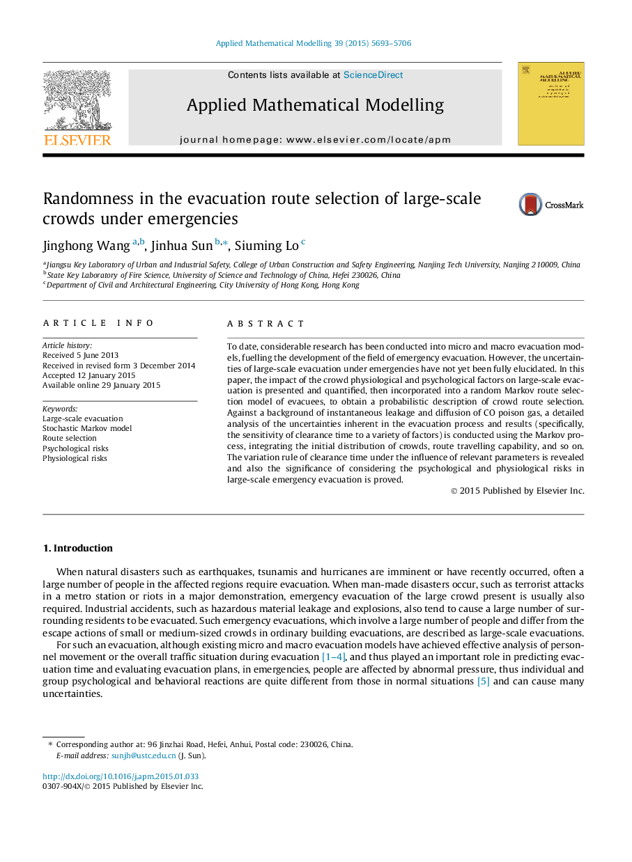 Randomness in the evacuation route selection of large-scale crowds under emergencies