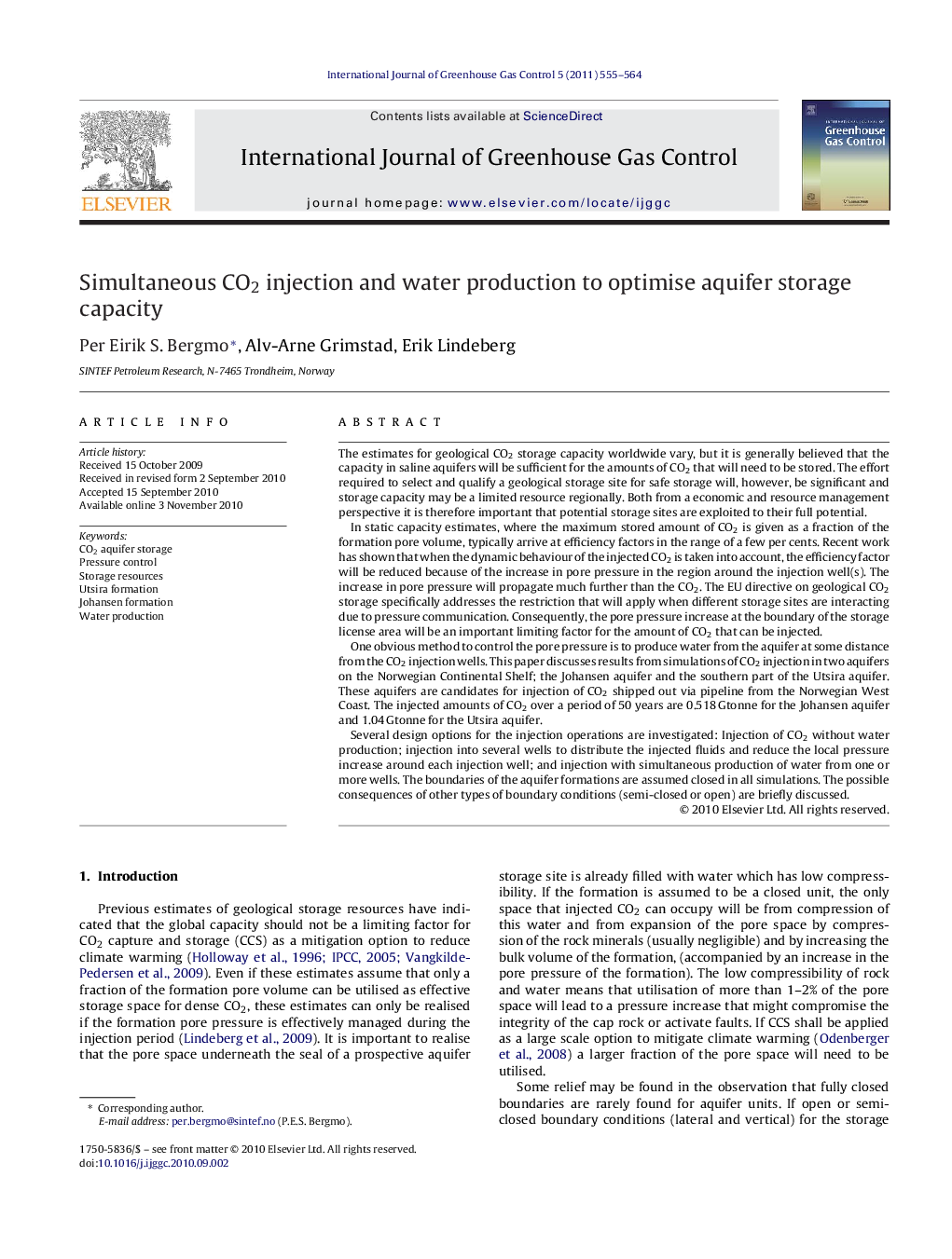 Simultaneous CO2 injection and water production to optimise aquifer storage capacity