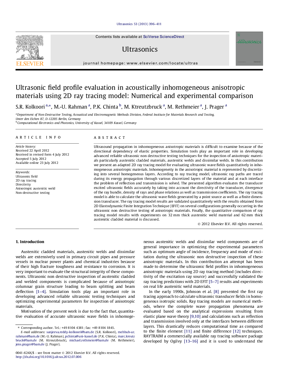 Ultrasonic field profile evaluation in acoustically inhomogeneous anisotropic materials using 2D ray tracing model: Numerical and experimental comparison