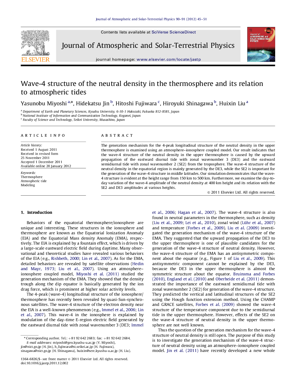 Wave-4 structure of the neutral density in the thermosphere and its relation to atmospheric tides