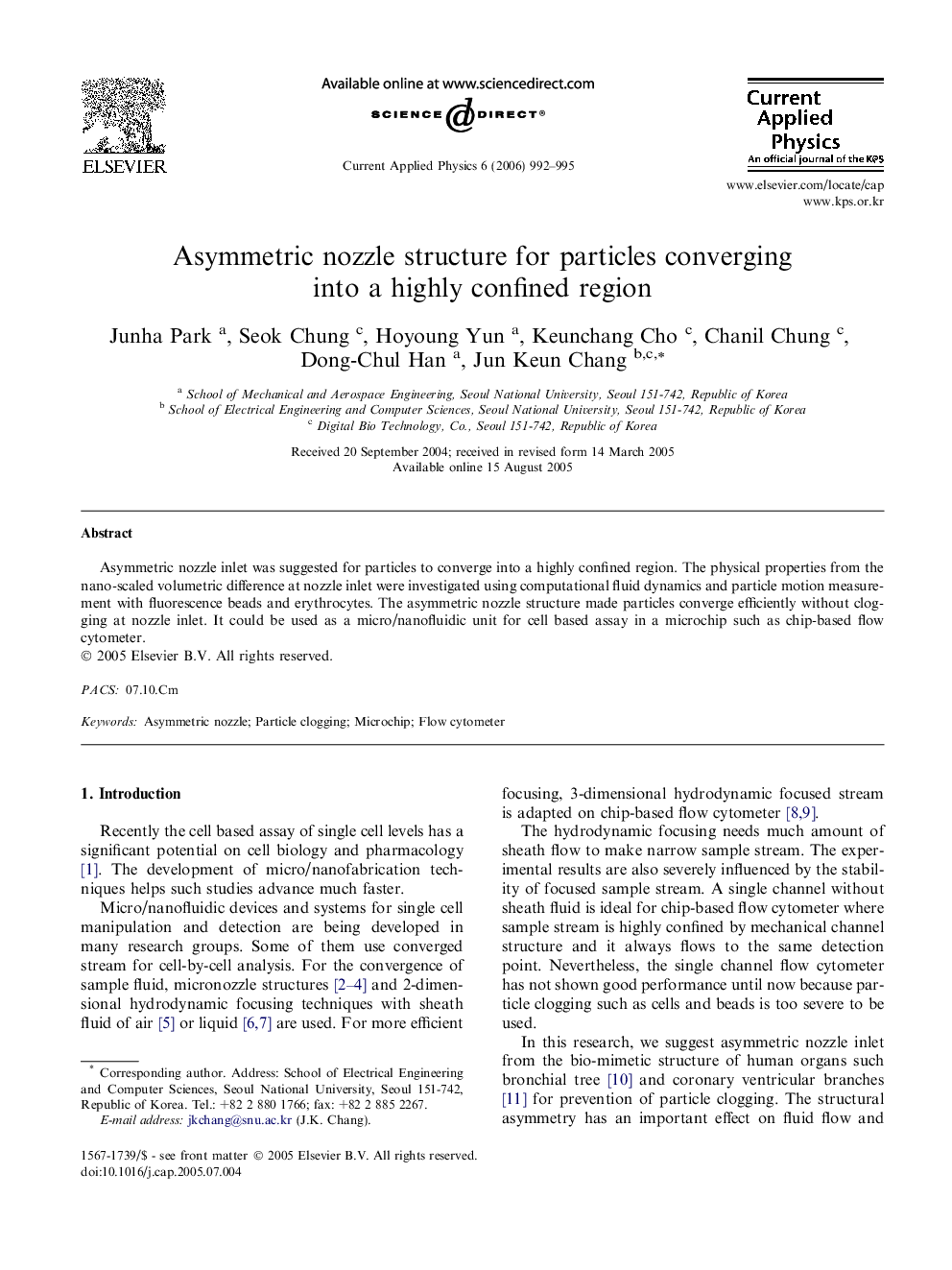 Asymmetric nozzle structure for particles converging into a highly confined region