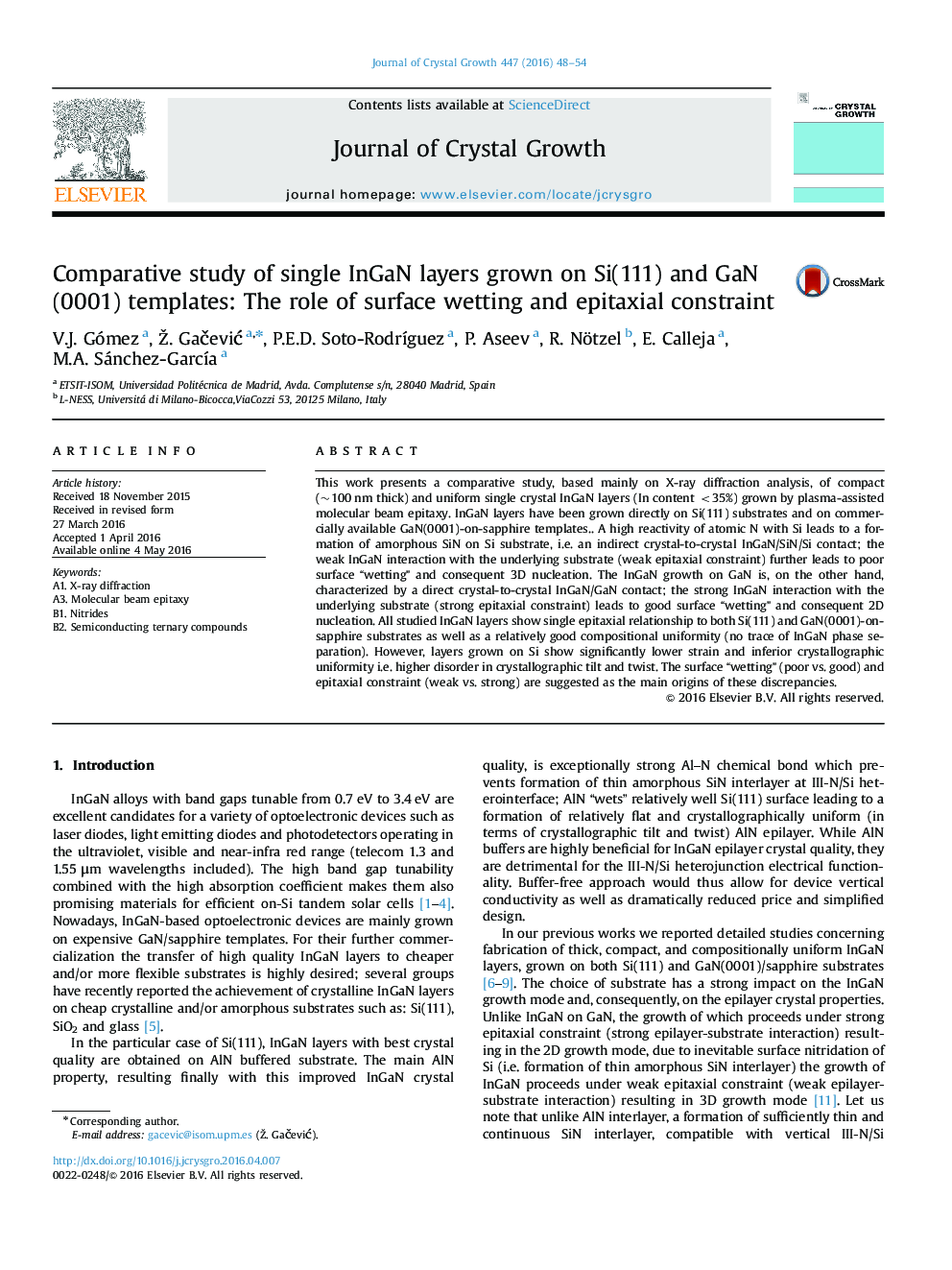 Comparative study of single InGaN layers grown on Si(111) and GaN(0001) templates: The role of surface wetting and epitaxial constraint